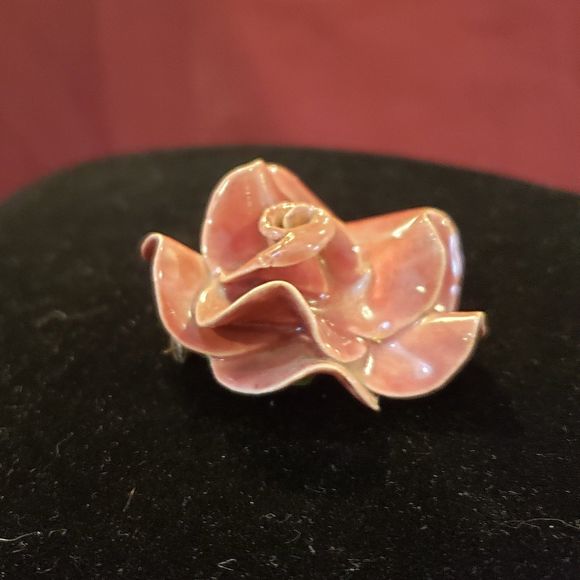 Vintage Unsigned Ceramic Rose Flower Brooch Pin Opening Petals Of Soft Red Rose - Picture 2 of 10